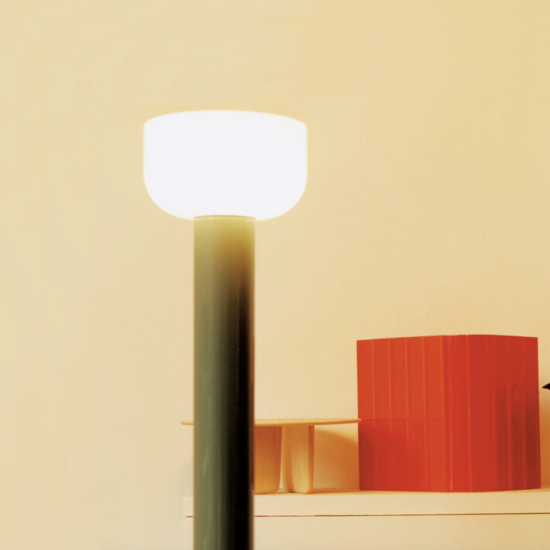 flos-bellhop-floor-lampada-da-terra-barber-osgerby-monopoli-ambientata-1-600x463