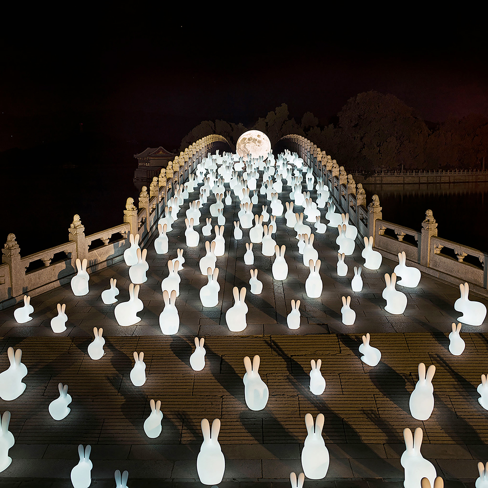 54e-qeeboo-rabbit-lamp-outdoor-led-by-stefano-giovannoni