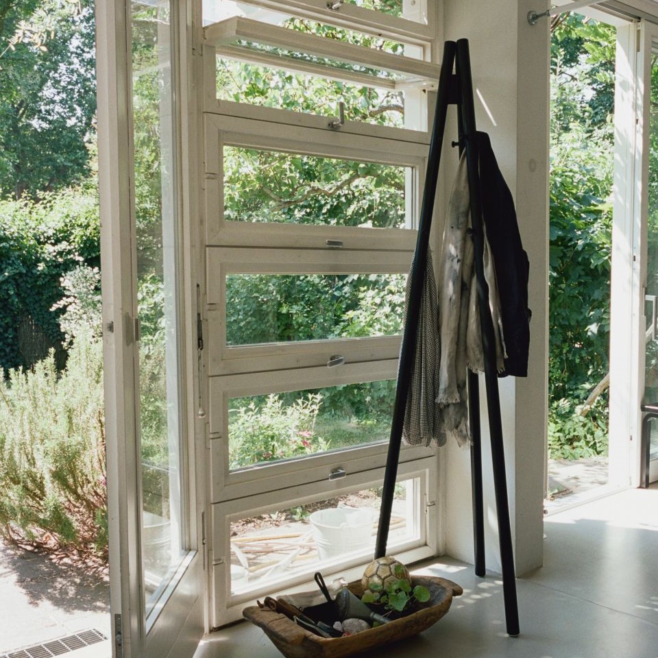 Kiila_Coat_Stand_black_lacquered_ash_black_hooks_3-2383170