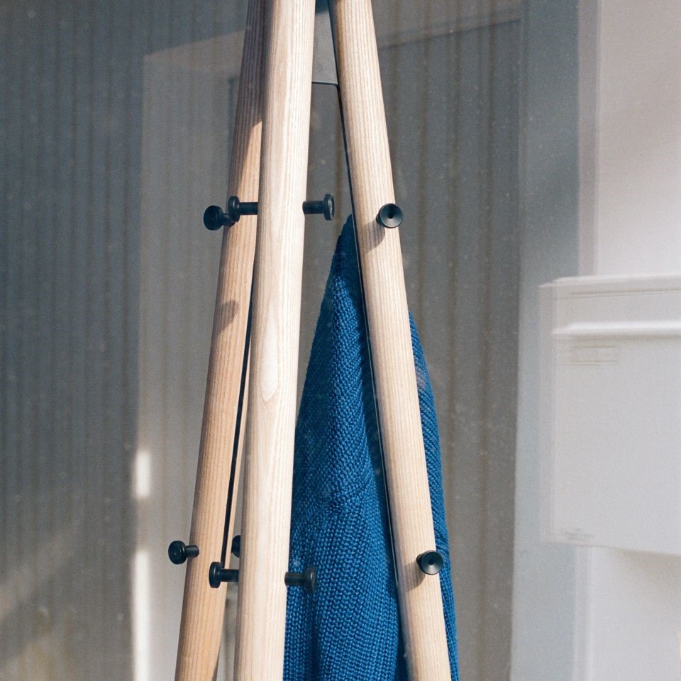 Kiila_coat_stand_clear_lacquer_black_pegs_2-2370121